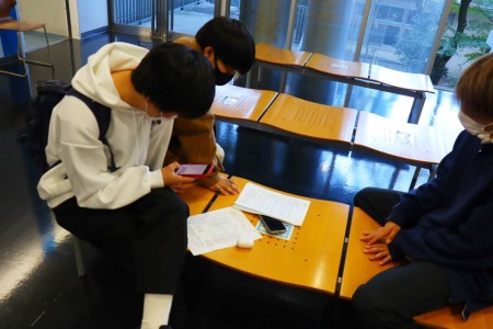 資料を見ながら相談する1年生