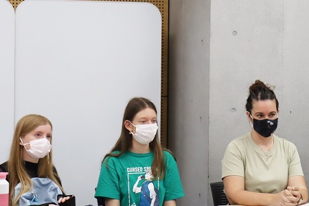 交換留学生2名も参加(左・中央)