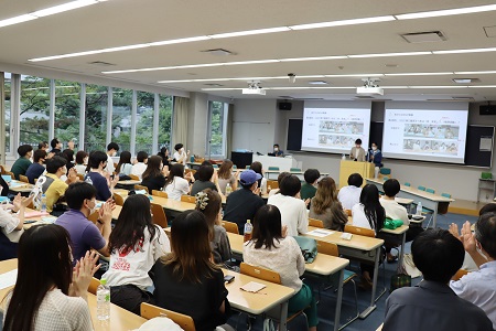 閉会式で健闘を称えあう学生たち