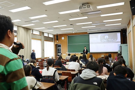 講義後、学生たちから質問や感想が寄せられました