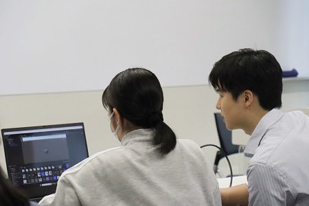 操作について一人ひとり丁寧にアドバイス