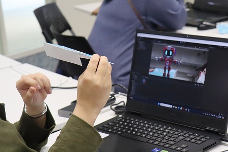 マーカー上に仮モデルが浮かび上がる