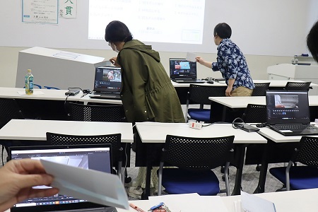 皆でそれぞれの作品を体験