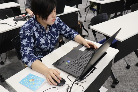 真剣な表情で作業に没頭