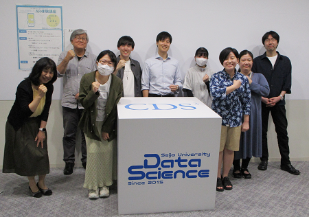 全員で記念撮影 中央：大貫祐大郎先生、前列左端：森特任教