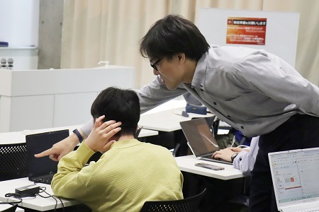 巡回して丁寧に指導