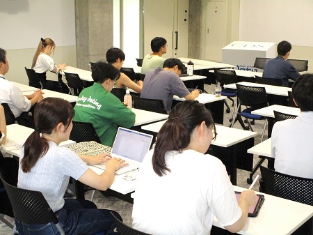 メモをとりながら熱心に聞き入る