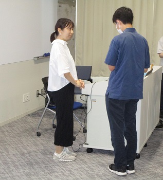 終了後に直接質問する学生の姿も