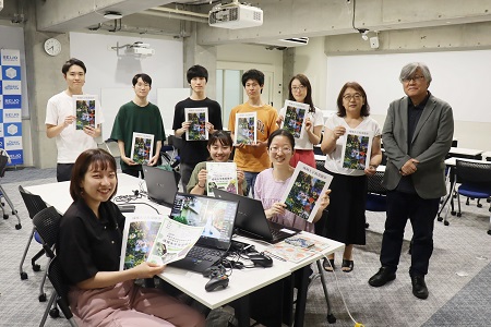 制作に取り組んだ小林ゼミの皆さん。右端：小宮路データサイエンス教育研究センター長。右から2人目：文芸学部国文学科小林教授