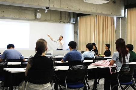 熱心に聞き入る受講生