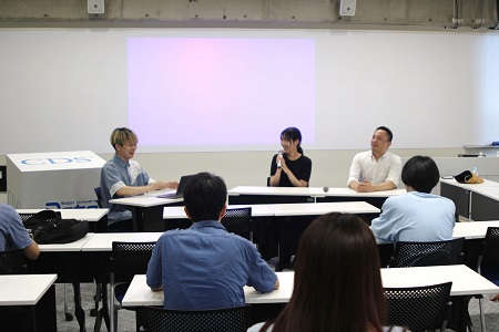 受講生からの質問に回答 左：担当教員の岩本慧悟先生（一般社団法人ピープルアナリティクス＆HRテクノロジー協会 上席研究員） 中央：津田靖子氏 右：池畑公晶氏