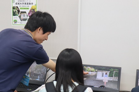 来場者に説明する小林ゼミ生