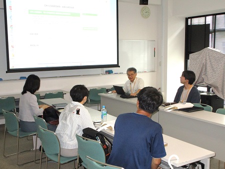 奥左:前田忠彦准教授