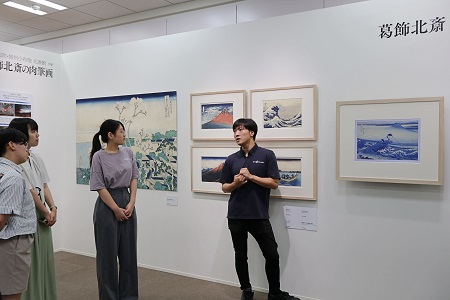 Digitalアートについて説明を受ける