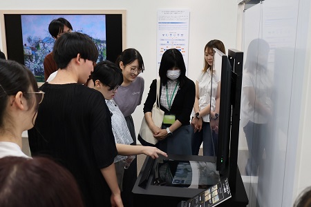 Digitalアートは簡単に拡大して細部まで鑑賞できる