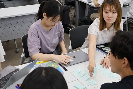 グループワーク:それぞれのアイデアを付箋に書いて共有