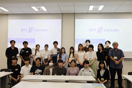 NTT東日本社員の方も交え、参加者全員で集合写真 (前列右端:森由美特任教授 中列右端:小宮路データサイエンス教育研究センター長 後列右から2番目:稲垣准教授)