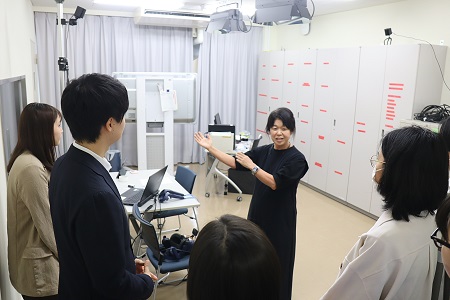 最初に心理実験室を見学（中央：新垣教授）