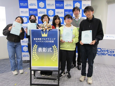 中央：森由美特別任用教授 右奥：稲垣佑典准教授 他：表彰式に参加した受賞者の皆さん