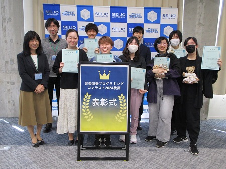 左手前：森由美特別任用教授 左奥：稲垣佑典准教授 中央奥：大貫祐大郎専任講師 他：表彰式に参加した受賞者の皆さん