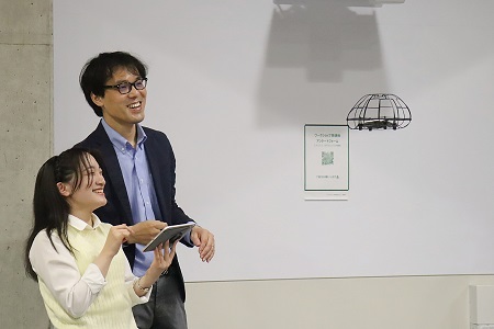 ドローンを操作してみる(右:増井先生)