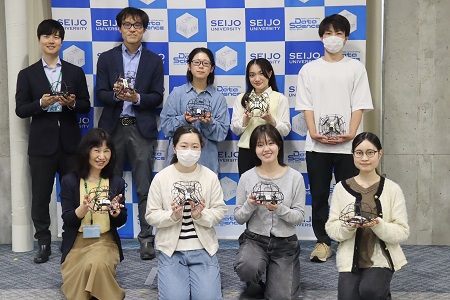 当日参加した学生の皆さんと教員で記念撮影 一列目左端:森特任教授 二列目左端:大貫専任講師 二列目左から2番目:増井先生