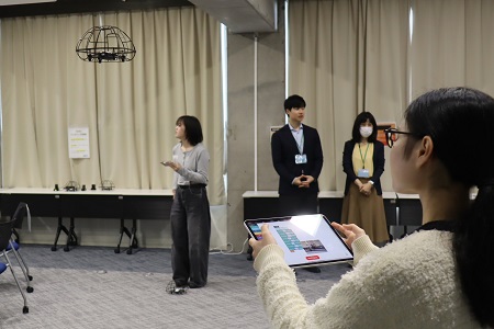 タブレットに入力したプログラムでドローンを自動飛行