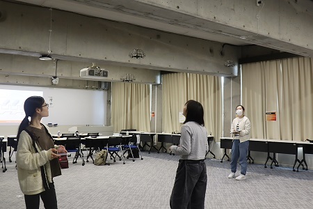 天井の梁にぶつからないように飛行させる