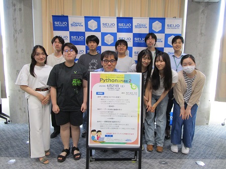 受講生の皆さんと、先生方で記念撮影 （６月21日に撮影）