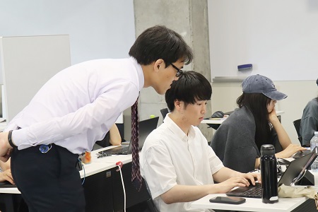 先生が巡回しながら、丁寧に指導