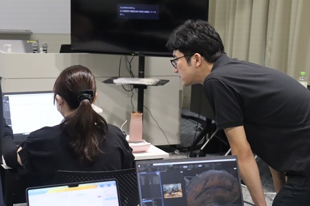 講師の方々にアドバイスをもらいながら、集中して取り組んでいました