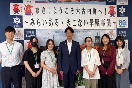 鈴木町長様(写真中央)への表敬訪問・インタビュー(左端:大貫祐大郎 専任講師、右端:森由美 特任教授)