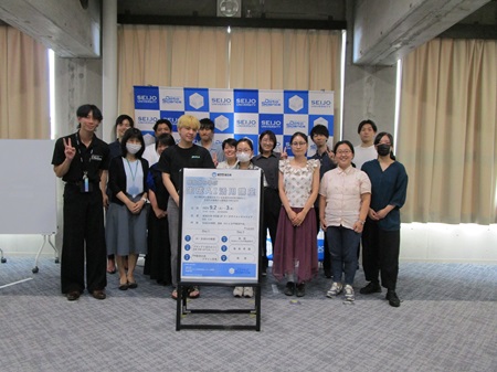 参加した受講生、NTT東日本の講師陣、教員達と記念撮影