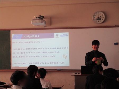 一番面白いアイデアを考えたグループにはチョコレートのプレゼント