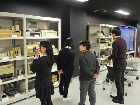 展示されている歴代のコンピュータ機器の見学