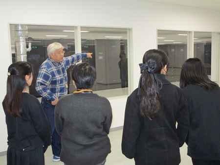 本多啓介特任准教授より、スーパーコンピュータの説明