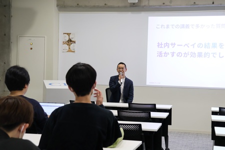 学生からの質問に答える佐久間氏