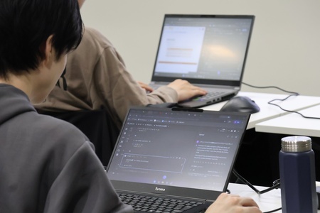 集中してプログラミングを行う学生たち