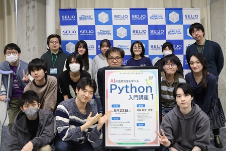 受講生と先生で記念撮影(5月23日撮影)