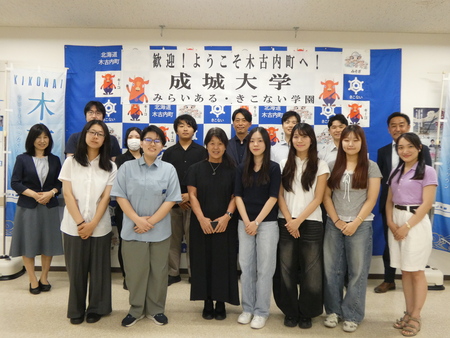 鈴木慎也 町長様（後段中央）と西山敬二 教育長様（後段右端）への表敬訪問 （前段中央：新垣紀子 教授、後段左端：森由美 特任教授、後段左から2番目：稲垣佑典 准教授、後段右から3番目：大貫祐大郎 専任講師、後段右から2番目：清水佑輔 専任講師）