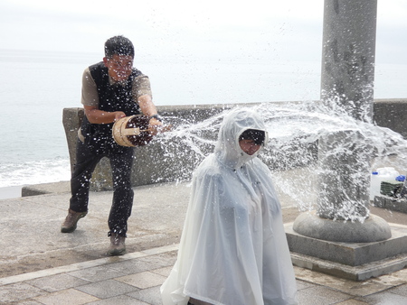 みそぎ浜にて寒中みそぎ祭りの「水ごり」を体験