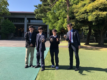 成城学園高等学校から２名の生徒が参加 右端：増井 敏克先生 左端：都築 則幸先生（高校教諭）