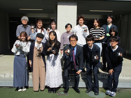 全員で記念撮影 １列目中央：増井 敏克先生 ２列目右端：森特任教授 ３列目左端：小宮路センター長 ３列目右端：稲垣准教授