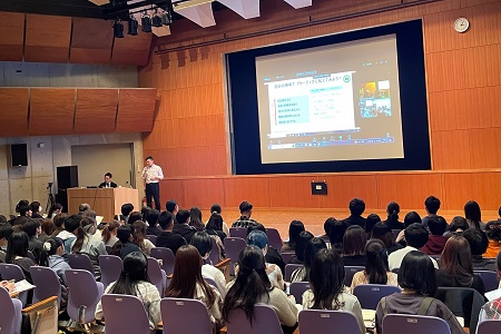 【全体ワーク】熱心に聞き入ります