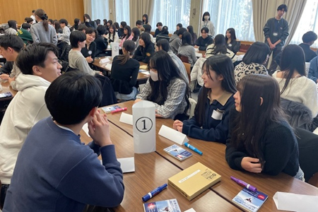 熱心にワークに取り組む入学予定者