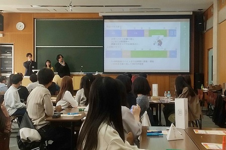 入学予定者の質問に在学生が丁寧に説明を行いました