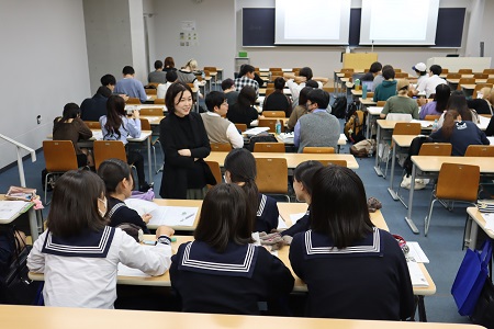 周りの大学生と同じようにZ世代向けの新商品のアイデアについて楽しくディスカッション。郷准教授からは丁寧なアドバイスがありました。