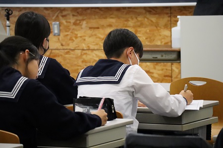先生の言葉を聞き逃すまいと一生懸命メモを取る生徒たち。