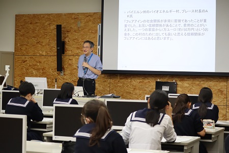 保坂教授の模擬講義の様子。高校生にわかりやすいよう、ドイツの取り組みに関する映像も交えながら授業が行われました。