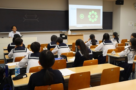 青山教授の授業テーマは幾何学的錯視。錯覚や錯聴の具体例を見せてもらうと、「お～！」と、驚きの声が。